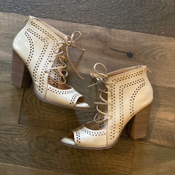 Restricted Tan leather lace up shoes - Picture 1 of 6